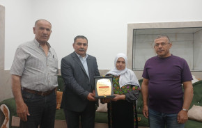 بلدية السموع تكرم السيدة رحمة المحاريق