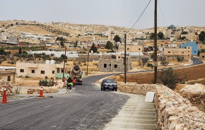 البلدية تواصل أعمال تأهيل شارع أم النوار وتنفذ أكتاف الطرق