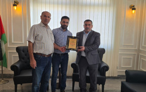 المواطن إياد السلامين يكرّم بلدية السموع