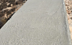 البلدية تنفذ أعمال صب باطون فوق سلاسل حجرية