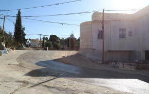 الانتهاء من توسعة مفترق المدارس-أم غانم