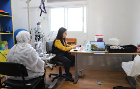 رئيس البلدية ومديرها يتفقدان اليوم الطبي لفحص العيون