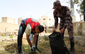 بلدية السموع تواصل تنفيذ خطتها لإزالة الحشائش وتنظيف الشوارع والمقابر بمشاركة مجتمعية واسعة