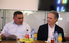 القنصل الإسباني ومعهد أريج يزوران جمعية السموع التعاونية الزراعية ويطّلعان على مشاريع الاقتصاد الدائري والشراكة التنموية