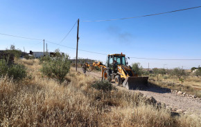 باشرت طواقم البلدية العمل في مشروع تعبيد طرق فرعية ودخلات خاصة، بتمويل مشترك بين البلدية والمجتمع المحلي.