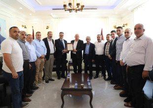 رئيس البلدية يستقبل المهنئين بتوليه منصبه ويناقش آفاقًا للتعاون المستقبلي