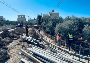 استمرار العمل في مشروع تأهيل طرق داخلية في السموع بتمويل صندوق تطوير واقراض الهيئات المحلية.
