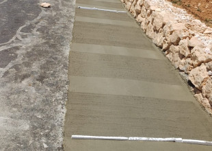 البلدية تنهي أعمال أكتاف الطرق في شارع خلة نياص