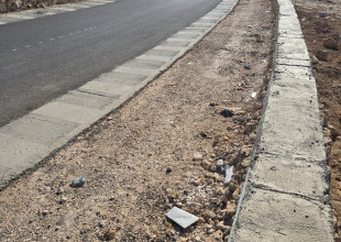 البلدية تنهي أعمال صب باطون على سلاسل حجرية بخلة انياص