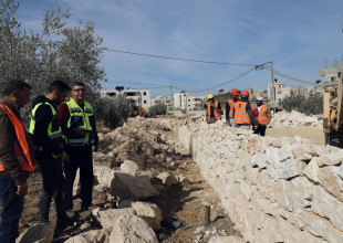 استمرار العمل في مشروع تأهيل طرق داخلية بمنطقتي أم غانم وواد جحيش