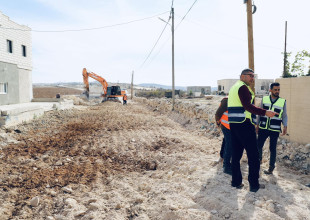 استمرار العمل في مشروع تأهيل طرق داخلية بمنطقتي أم غانم وواد جحيش