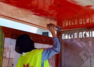 بلدية السموع تواصل تنفيذ خطتها لإزالة الحشائش وتنظيف الشوارع والمقابر بمشاركة مجتمعية واسعة