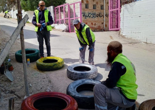 بلدية السموع تواصل تنفيذ خطتها لإزالة الحشائش وتنظيف الشوارع والمقابر بمشاركة مجتمعية واسعة