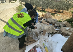 بلدية السموع تواصل تنفيذ خطتها لإزالة الحشائش وتنظيف الشوارع والمقابر بمشاركة مجتمعية واسعة