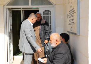 رئيس البلدية ومديرها يتفقدان اليوم الطبي لفحص العيون