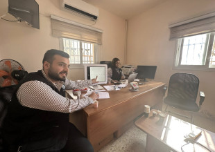 رئيس البلدية ومديرها يتفقدان اليوم الطبي لفحص العيون