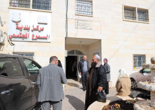 رئيس البلدية ومديرها يتفقدان اليوم الطبي لفحص العيون