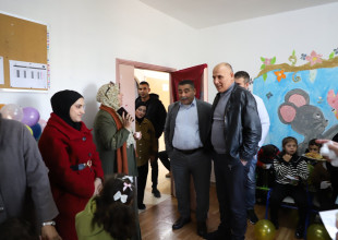 رئيس البلدية ومديرها يتفقدان اليوم الطبي لفحص العيون