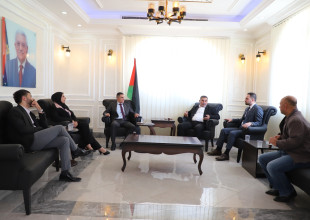 زيارة وفد من البنك العربي بلدية السموع