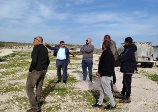 البلدية والارتباط المدني جنوب الخليل يتفقدون أوضاع غوين