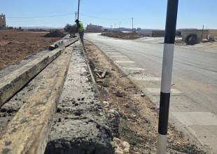 البلدية تنهي أعمال صب باطون على سلاسل حجرية بخلة انياص