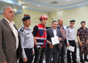 الدفاع المدني يُخَرِّج دورة متطوعين في السموع بدعم من بلديتها