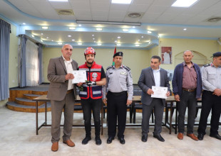 الدفاع المدني يُخَرِّج دورة متطوعين في السموع بدعم من بلديتها