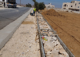البلدية تنهي أعمال صب باطون على سلاسل حجرية بخلة انياص