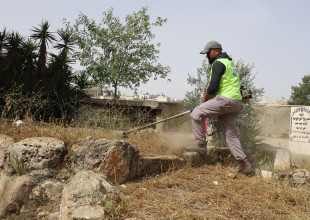 بلدية السموع تواصل تنفيذ خطتها لإزالة الحشائش وتنظيف الشوارع والمقابر بمشاركة مجتمعية واسعة