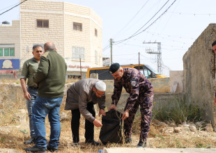 بلدية السموع تواصل تنفيذ خطتها لإزالة الحشائش وتنظيف الشوارع والمقابر بمشاركة مجتمعية واسعة
