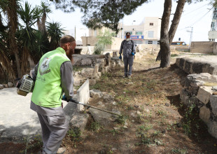 بلدية السموع تواصل تنفيذ خطتها لإزالة الحشائش وتنظيف الشوارع والمقابر بمشاركة مجتمعية واسعة