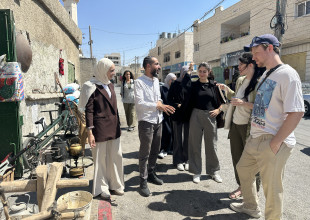 وفد  مركز التميز "إكسلنس" لتعليم اللغة الإنجليزية يزور بلدية السموع ومركزها الثقافي