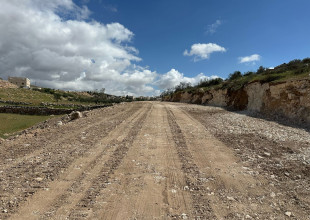 استمرار أعمال شق الطرق بمعدات البلدية: الانتهاء من 4 طرق بطول 4 كم