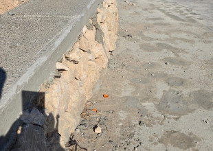 البلدية تنهي أعمال صب باطون على سلاسل حجرية بخلة انياص