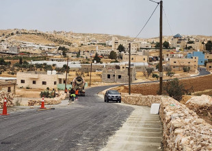 البلدية تواصل أعمال تأهيل شارع أم النوار وتنفذ أكتاف الطرق