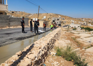 البلدية تواصل أعمال تأهيل شارع أم النوار وتنفذ أكتاف الطرق