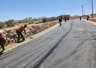 البلدية تواصل أعمال تأهيل شارع أم النوار وتنفذ أكتاف الطرق