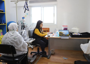 رئيس البلدية ومديرها يتفقدان اليوم الطبي لفحص العيون