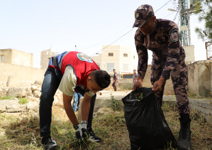 بلدية السموع تواصل تنفيذ خطتها لإزالة الحشائش وتنظيف الشوارع والمقابر بمشاركة مجتمعية واسعة