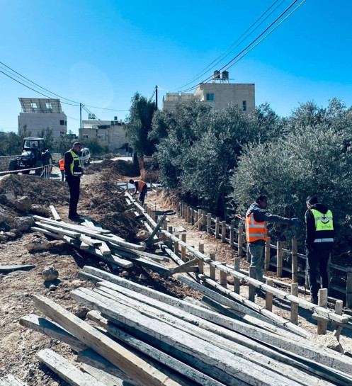 استمرار العمل في مشروع تأهيل طرق داخلية في السموع بتمويل صندوق تطوير واقراض الهيئات المحلية.