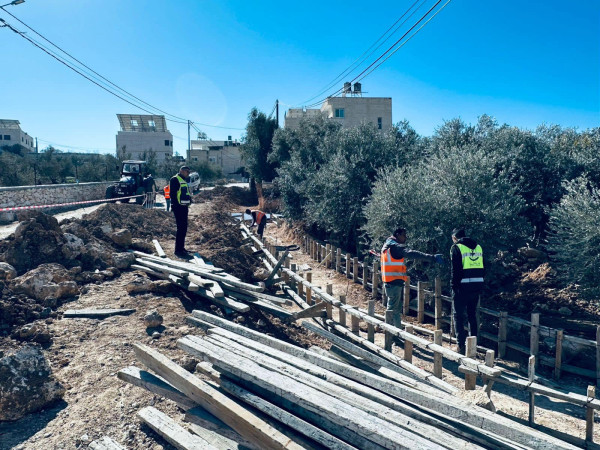 استمرار العمل في مشروع تأهيل طرق داخلية في السموع بتمويل صندوق تطوير واقراض الهيئات المحلية.