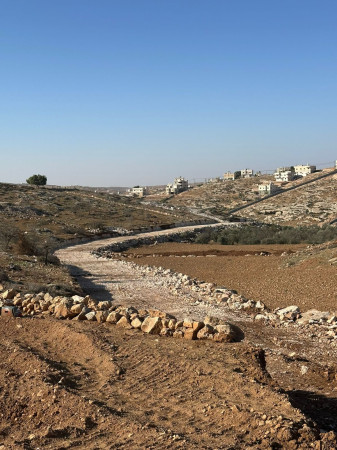 طواقم البلدية تواصل أعمال شق الطرق