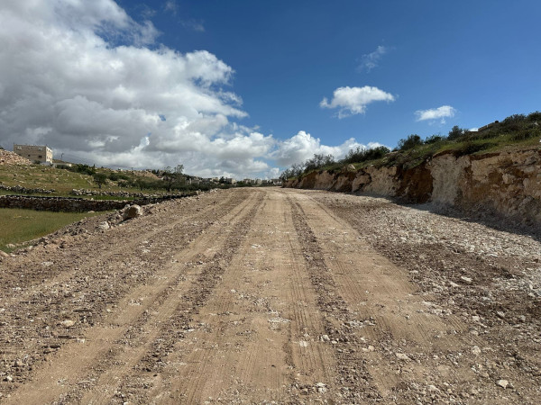 استمرار أعمال شق الطرق بمعدات البلدية: الانتهاء من 4 طرق بطول 4 كم