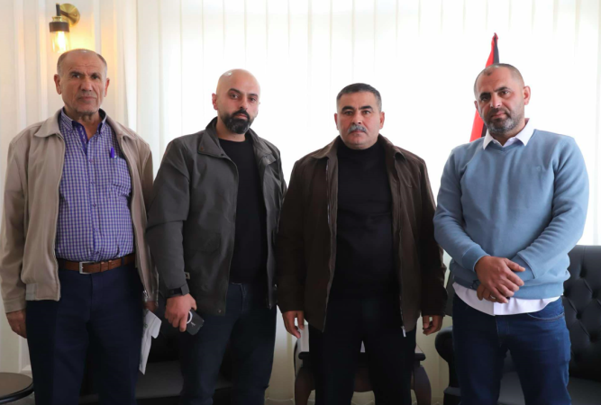 مدير ارتباط مدني جنوب الخليل و المركز الفلسطيني لحقوق الإنسان يزوران بلدية السموع