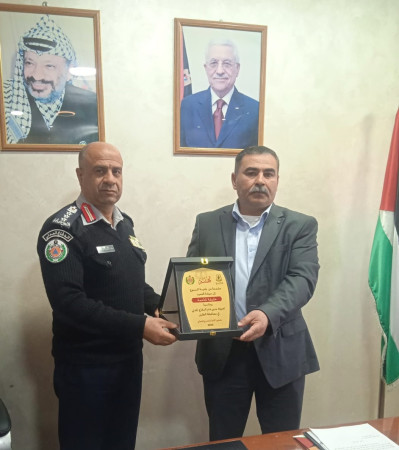 رئيس البلدية يزور مدير  الدفاع المدني في محافظة الخليل