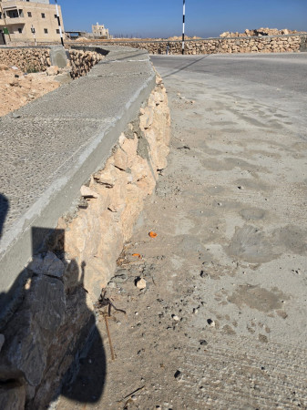 البلدية تنهي أعمال صب باطون على سلاسل حجرية بخلة انياص