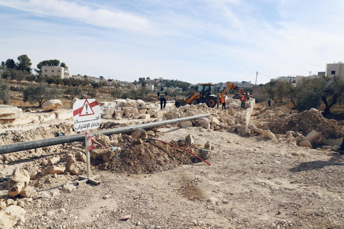 استمرار العمل في مشروع تأهيل طرق داخلية بمنطقتي أم غانم وواد جحيش