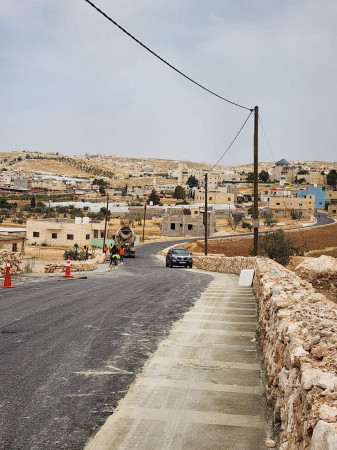 البلدية تواصل أعمال تأهيل شارع أم النوار وتنفذ أكتاف الطرق