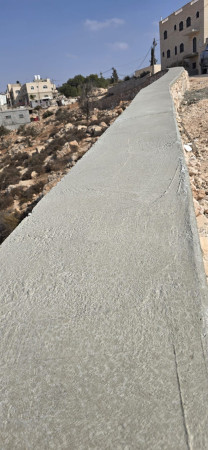 البلدية تنفذ أعمال صب باطون فوق سلاسل حجرية