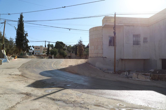 الانتهاء من توسعة مفترق المدارس-أم غانم